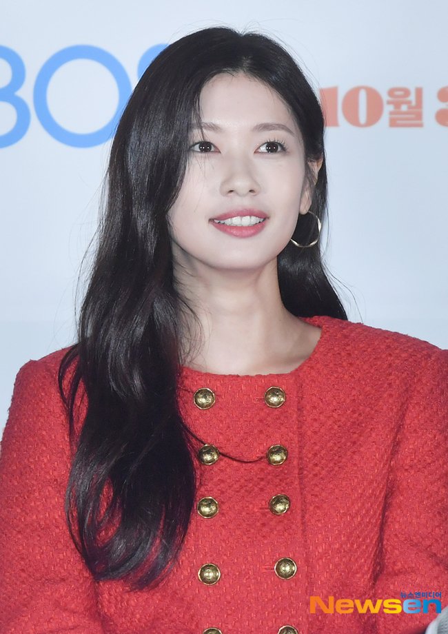KoreanUpdates's tweet photo. Agency shares that #JungSomin is still reviewing offer to lead new romcom "Son of Mother's Friend" from #HometownChaChaCha director &amp; writer about a woman who wants to reboot her life.

#JungHaein is also in talks to lead https://t.co/1JbwPqDYmb #KoreanUpdates RZ https://t.co/mWM6dDSOSD