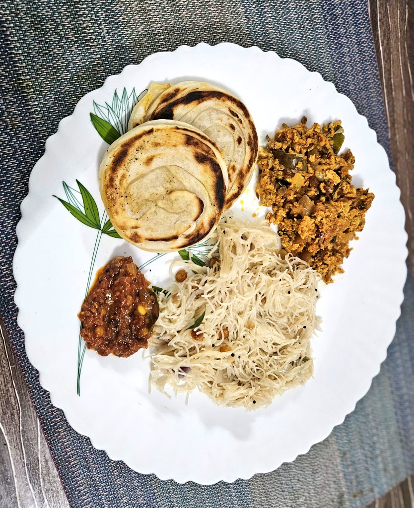 Comfort food during rains 😊😊🫠

Coin parotta, Egg podimas, Semiya and thakaali thokku 🙌😍

Keep urself hydrated, have plenty of water 💜💕

#breakfast
#purpleskitchen 
#foodie
#breakfaststories