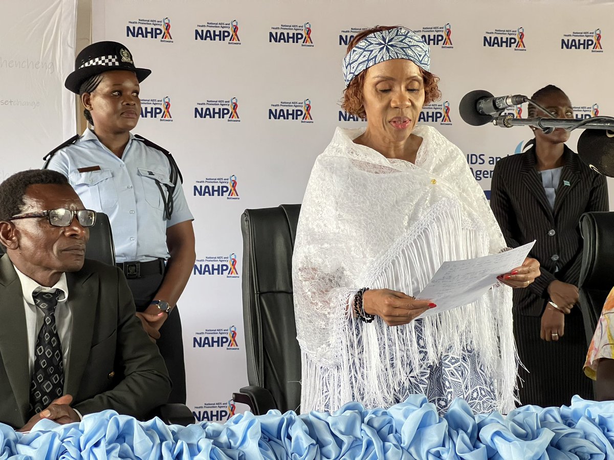 AlankarMalviya's tweet photo. #WAD2023 pre activities start with @njmasisi H E the First Lady of Botswana interacting with communities in village #Maposa near #Nata where she spoke about empowering communities and using their feedback for programming. The local MP Honourable Polson Majaga spoke about need to address values and culture to protect and empower young people.
#LetCommunitiesLead 
#Botswana
@UNAIDS @Winnie_Byanyima 
@UN_Botswana 
@UNAIDS_ESA 
@anneshongwe 
@SteglingC 
@AchrekarAngeli 
@NAHPABotswana 
@MoHBotswana 
@BWGovernment 
@SukiBeavers 
@BotswanaUnaids
