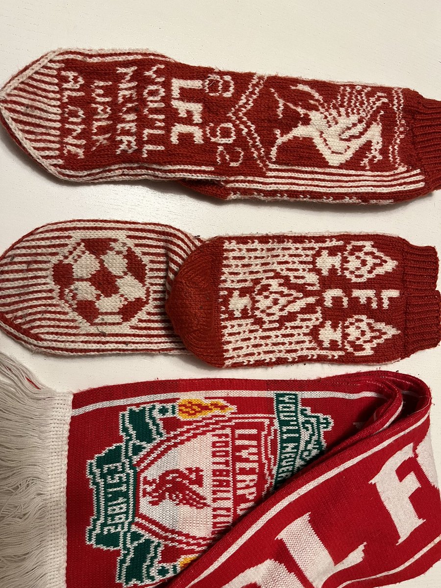 Työpaikan selviytymisstrategia ”Mieletön marraskuu” huipentuu tänään: villasukissa töihin. Siispä ihan absoluuttisen parasta jalkaan ❤️⚽️ Ja siltä varalta ettei joku tajua, laitetaan kaupan päälle myös huivi kaulaan. #LFC #YNWA