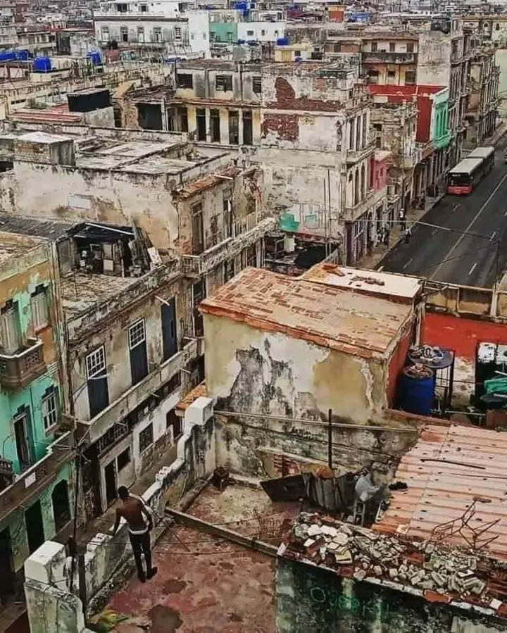 DamaDeFerroTV's tweet photo. Não é o Oriente Médio depois de uma guerra, é Cuba depois de 60 anos de socialismo. https://t.co/aFx1cPvOgW