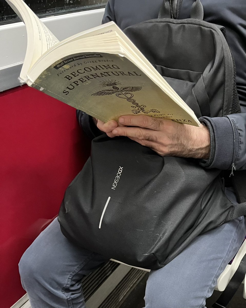 #liredanslemetro Hier soir, en rentrant du théâtre, j’étais assis dans le métro face à un homme qui lisait Becoming supernatural du Dr. Joe Dispenza 📖