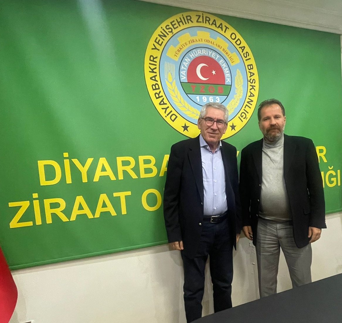 Yenisehir21's tweet photo. Ekonomi Gazetesi Tarım Yazarı Ali Ekber Yıldırım Hoca @isbankasi Çiftçi Buluşmaları Kapsamında Bismil İlçesinde Çiftçilerimiz İle Buluştu Ardından Gazeteci Mahir Solmaz ve İş Bankası Yetkilileri İle Odamız Ziyaret Etti Kendilerine Teşekkür Ediyoruz. @tarimyazari @semsibayraktar https://t.co/JSG5A26lUT