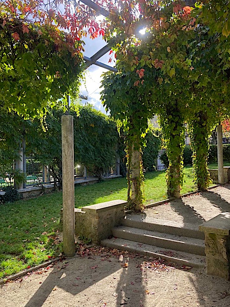 focusonparis's tweet photo. Throwback Thursday: a throwback to just a few short weeks ago when parks and squares were still lush and green. #parisparks #autumninparis #montmartre #photography https://t.co/fVjudwvnHj https://t.co/wWLFUcGuru
