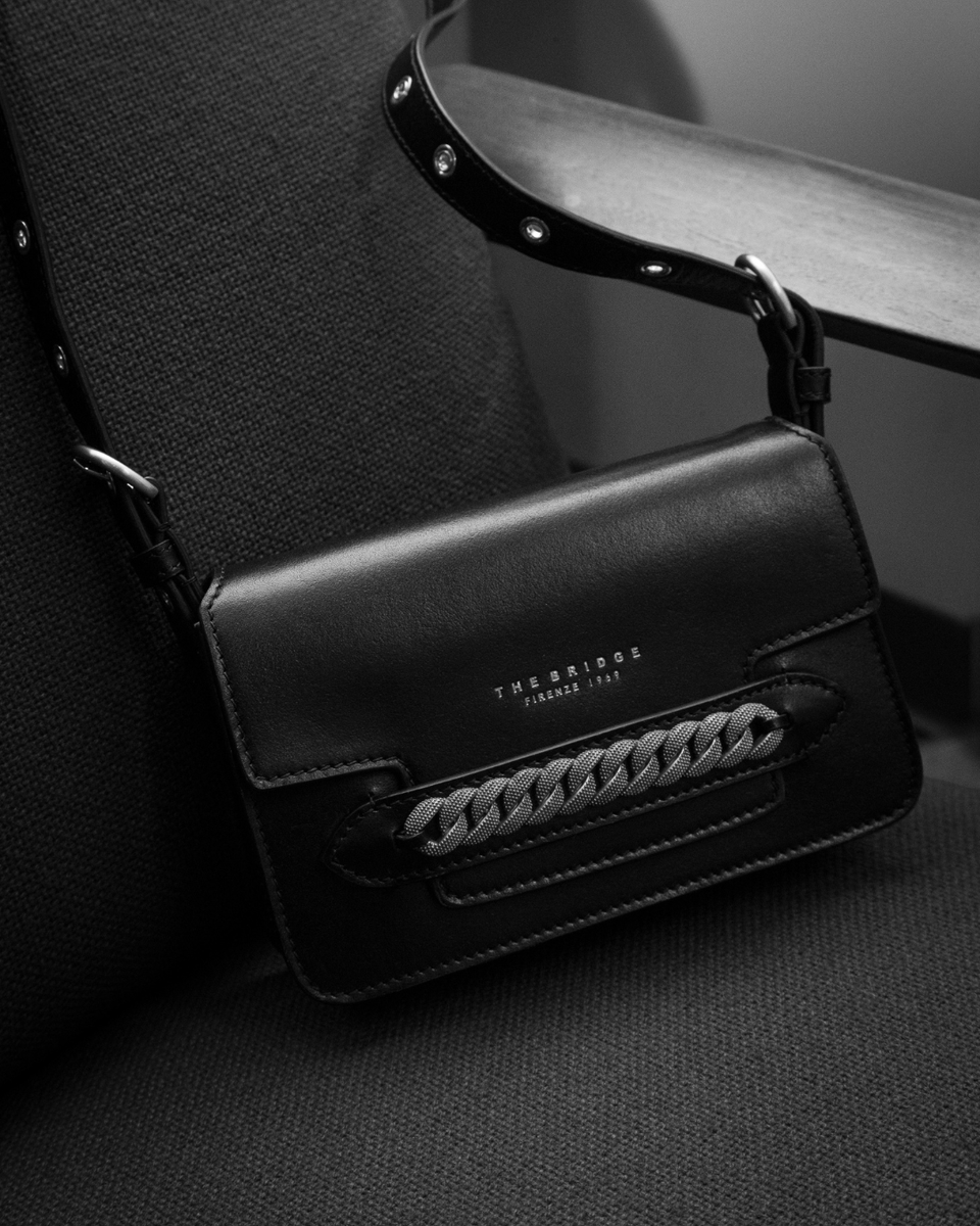 Nove25's tweet photo. NOVE25 X @TheBridgeItaly 
Scopri la nuova borsa gioiello in edizione limitata. Il design e lo stile NOVE25 si fondono di nuovo alla qualità artigianale del brand fiorentino per realizzare una nuova e imperdibile borsa limited edition.​ 
In store e su https://t.co/OHbvZpJnwg https://t.co/mdQpEyr6Bm