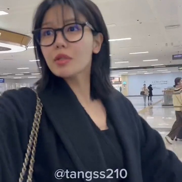 imyoursowon's tweet photo. The way her expression changed when she gave a second look and found different idols on the fan's phone cases when they said they waited for her 😂😂 https://t.co/KL5hDcLlRk