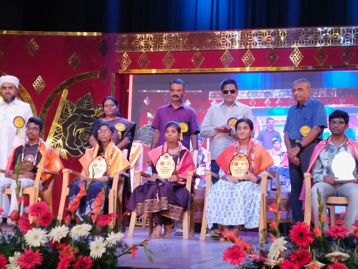KBP_Smg's tweet photo. ಶಿವಮೊಗ್ಗೆಯ ಅತ್ಯುತ್ತಮ ಶಾಲೆಗಳಲ್ಲಿ ಒಂದಾದ, ಬಡವ ಬಲ್ಲಿದರೆನದೆ ಸಮಾಜದ ಎಲ್ಲ ವರ್ಗಗಳ ಮಕ್ಕಳಿಗೆ ವಿದ್ಯಾದಾನ ನೀಡುತ್ತಿರುವ ಶ್ರೀ ಗಿರೀಶ್ ನಡೆಸುತ್ತಿರುವ ಅನನ್ಯ ವಿದ್ಯಾ ಪೀಠದಲ್ಲಿ ವಾರ್ಷಿಕೋತ್ಸವದ "ಸಾಂಸ್ಕೃತಿಕ ಚಪ್ಪರ" ವನ್ನು ಸಂತೋಷವಾಗಿ ಉದ್ಘಾಟಿಸಿದ ಸಂದರ್ಭ. #kbpshimoga https://t.co/bxO3gfk0Zv