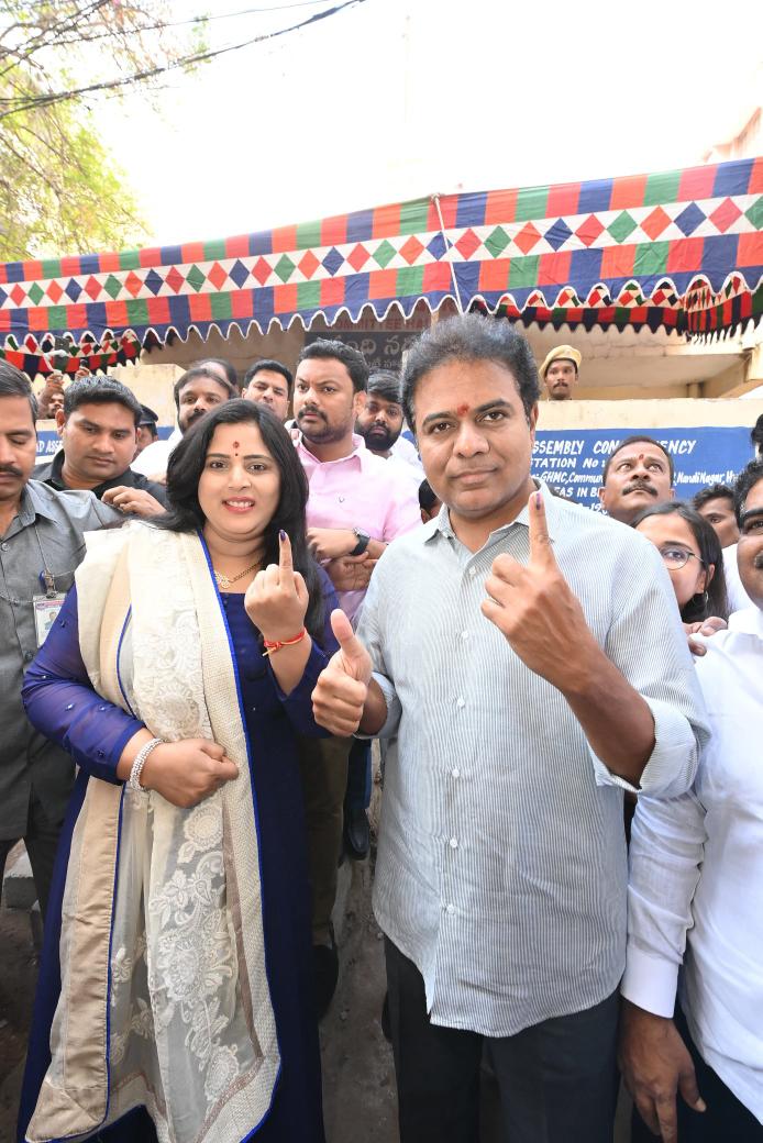 mdaneesqamar's tweet photo. 🗳️ BRS Working President and Minister @KTRBRS exercised his democratic right at Nandi Nagar, #BanjaraHills, #Hyderabad. Leading by example, Minister KTR's wife, Shailima, also cast her vote at the same polling booth. 🇮🇳✨ #TelanganaElections2023 #VotingTogether #Telengana #KTR https://t.co/l8w2TKkzbj