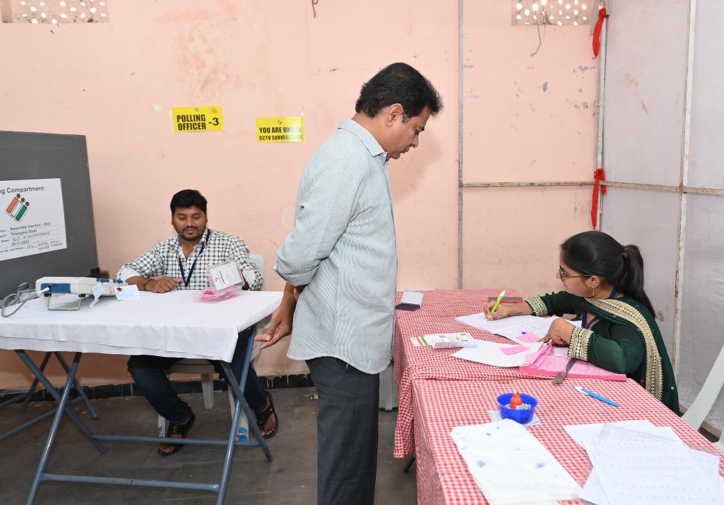 mdaneesqamar's tweet photo. 🗳️ BRS Working President and Minister @KTRBRS exercised his democratic right at Nandi Nagar, #BanjaraHills, #Hyderabad. Leading by example, Minister KTR's wife, Shailima, also cast her vote at the same polling booth. 🇮🇳✨ #TelanganaElections2023 #VotingTogether #Telengana #KTR https://t.co/l8w2TKkzbj