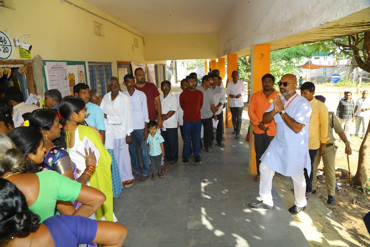 Arvindharmapuri's tweet photo. కోరుట్లలో వివిధ పోలింగ్ బూత్ ల సందర్శన…

పోలింగ్ సరళిని &amp; ప్రక్రియను పరిశీలించడం జరిగింది..

Visited various polling booths in Korutla. https://t.co/JMawslCXRG