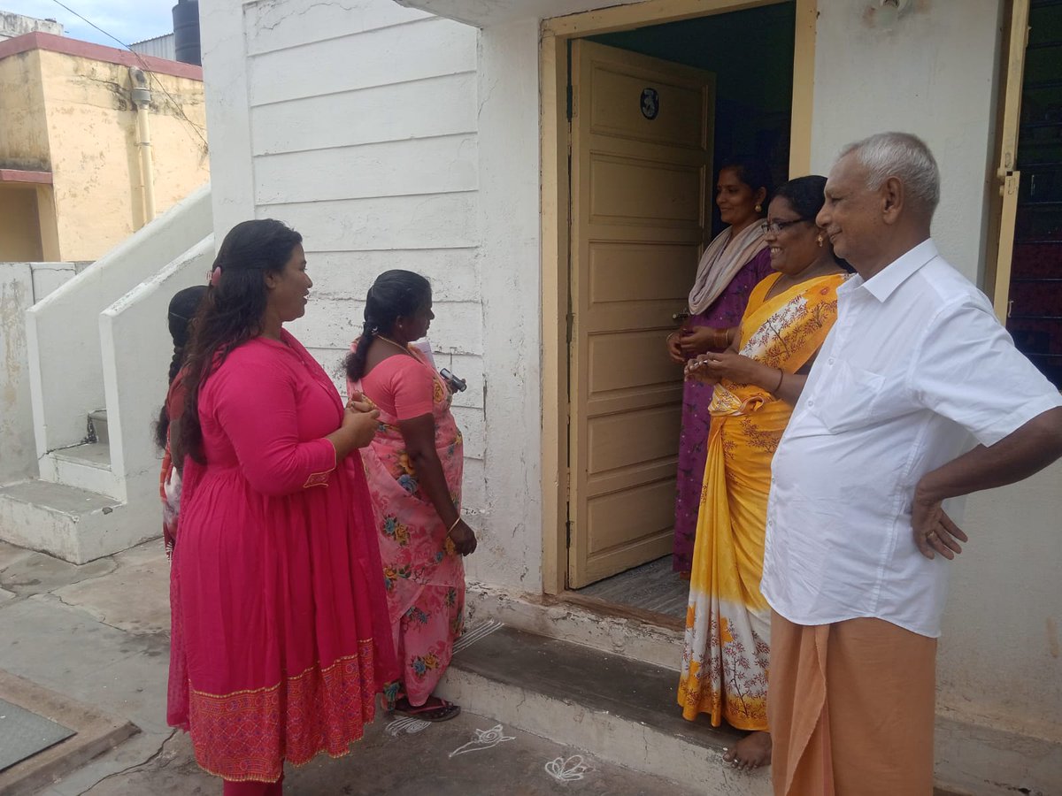IndiraniVijayan's tweet photo. எனது 3ஆம் வார்டு மக்களுடன் குறைகளை கேட்டு, தூய்மை பணியாளர்களுடன் இன்று களப்பணியில்...
"சுற்றுபுறத்தை தூய்மையாக வைத்திருப்போம்
பொது நலன் காப்போம் !!!"
#CleanEnergy #keepEnvironmentClean https://t.co/F5s8EVi93n