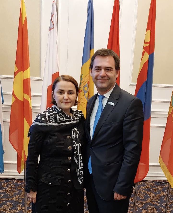 Vizita de la Skopje a început cu o călduroasă întrevedere cu buna prietenă și colegă, @Odobes1Luminita. România a fost și este principalul avocat al RM în obiectivul nostru național de aderare la UE. Am reiterat sprijinul nostru de neclintit pentru Ucraina.