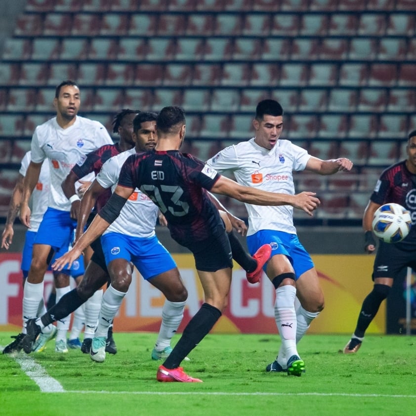 thonthucbongda's tweet photo. 🔥HLV Thái Lan nói gì sau khi làm nên lịch sử ở giải châu Á?

🌈CLB Bangkok United (Thái Lan) chính thức giành vé vào vòng 1/8 tại AFC Champions League sau khi đánh bại Lion City Sailors (Singapore) với tỉ số 1-0.

Chi tiết: https://t.co/rHQHAROGHZ https://t.co/ocPaFryKXy