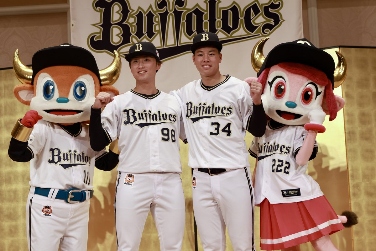 nishi50news's tweet photo. 学校から許可をもらい大阪市内のホテルで行われたオリックスバファローズの新人選手入団記者会見に参加してきました！！権田選手横山選手の上田西コンビの活躍に期待がかかります！！
#オリックスバファローズ #オリックス・バファローズ #ORIX #横山聖哉
#権田琉成 #プロ野球ドラフト https://t.co/zgFCO7G0hl
