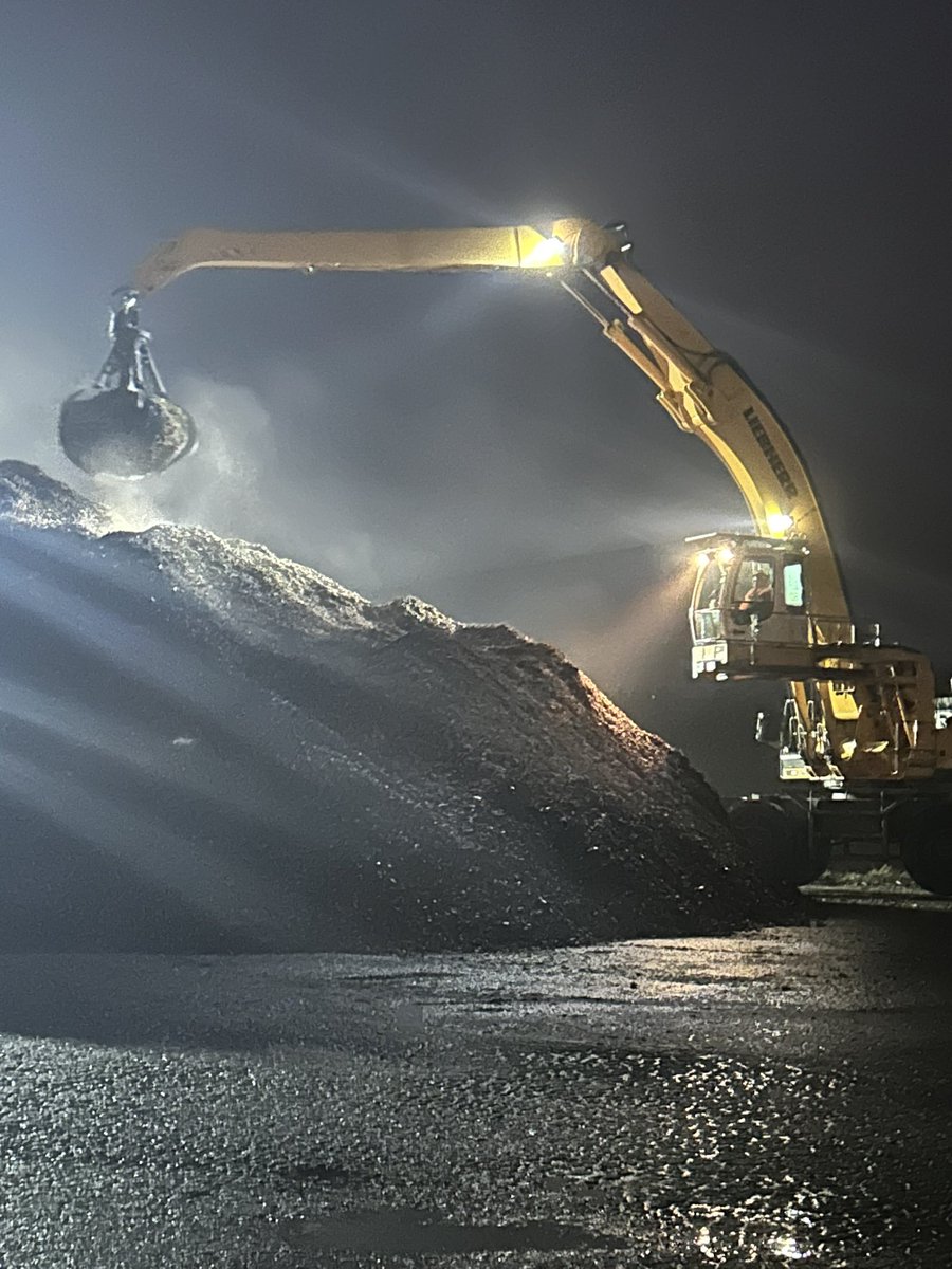 Les équipes du port du Beaujolais géré par <a href="/CCIduBeaujolais/">CCI BEAUJOLAIS</a> et son directeur Bernard, en pleine action depuis ce matin pour tenir notre promesse client 👍<a href="/CCIduBeaujolais/">CCI BEAUJOLAIS</a> : un temps d’avance au service des nos clients 🤗
<a href="/Elysee/">Élysée</a> <a href="/Elisabeth_Borne/">Élisabeth BORNE</a> <a href="/prefetrhone/">Préfète de région Auvergne-Rhône-Alpes et du Rhône</a> <a href="/CCI_ARA/">CCI Auvergne-Rhône-Alpes</a> <a href="/ccifrance/">CCI France 🇫🇷🇪🇺</a>