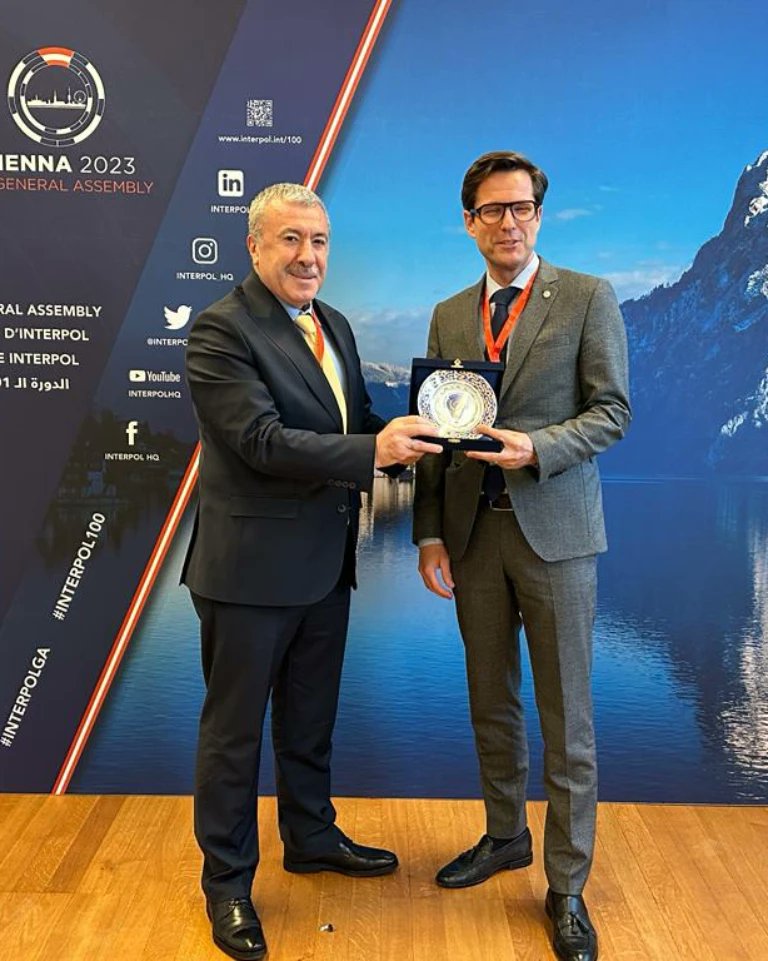 interpoldaire's tweet photo. İsviçre heyeti ile ikili polis işbirliği kapsamında görüşme gerçekleştirilmiştir.
🇹🇷🤝🇨🇭
#Switzerland #Türkiye #interpolga #interpol100 #interpol #interpol_hq https://t.co/6noYFwnxjn