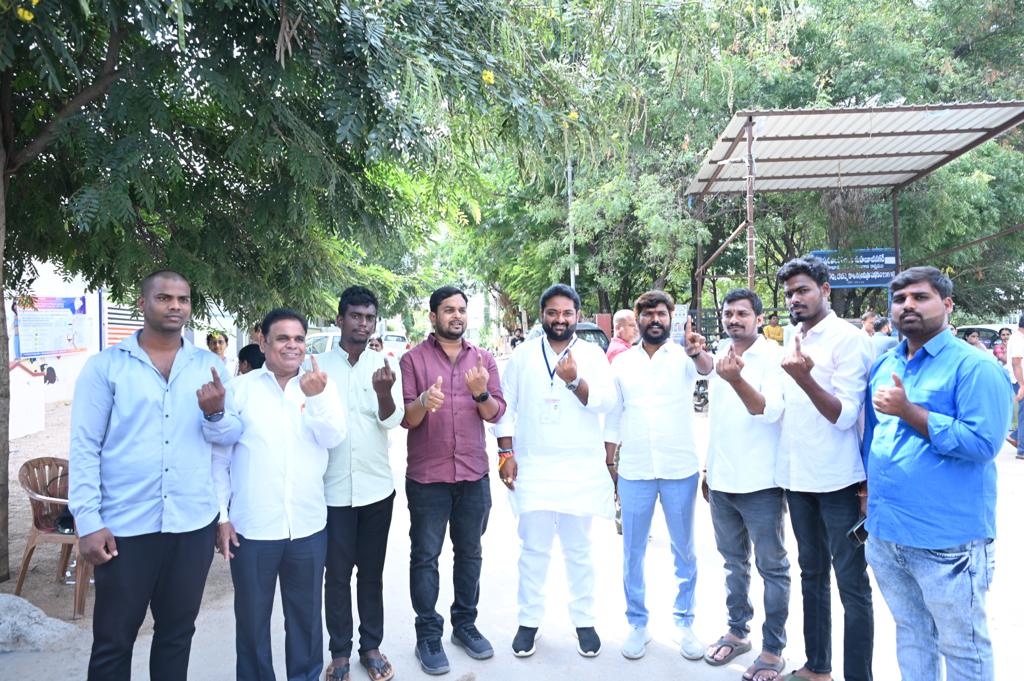 MithunReddyINC's tweet photo. నా ప్రాణ సమానులైన బిజెపి పార్టీ కుటుంబ సభ్యులతో కలిసి ఓటు హక్కు వినియోగించాడుకోవడం జరిగింది.
#Vote4Democracy #vote4better https://t.co/84Dqh6isZE