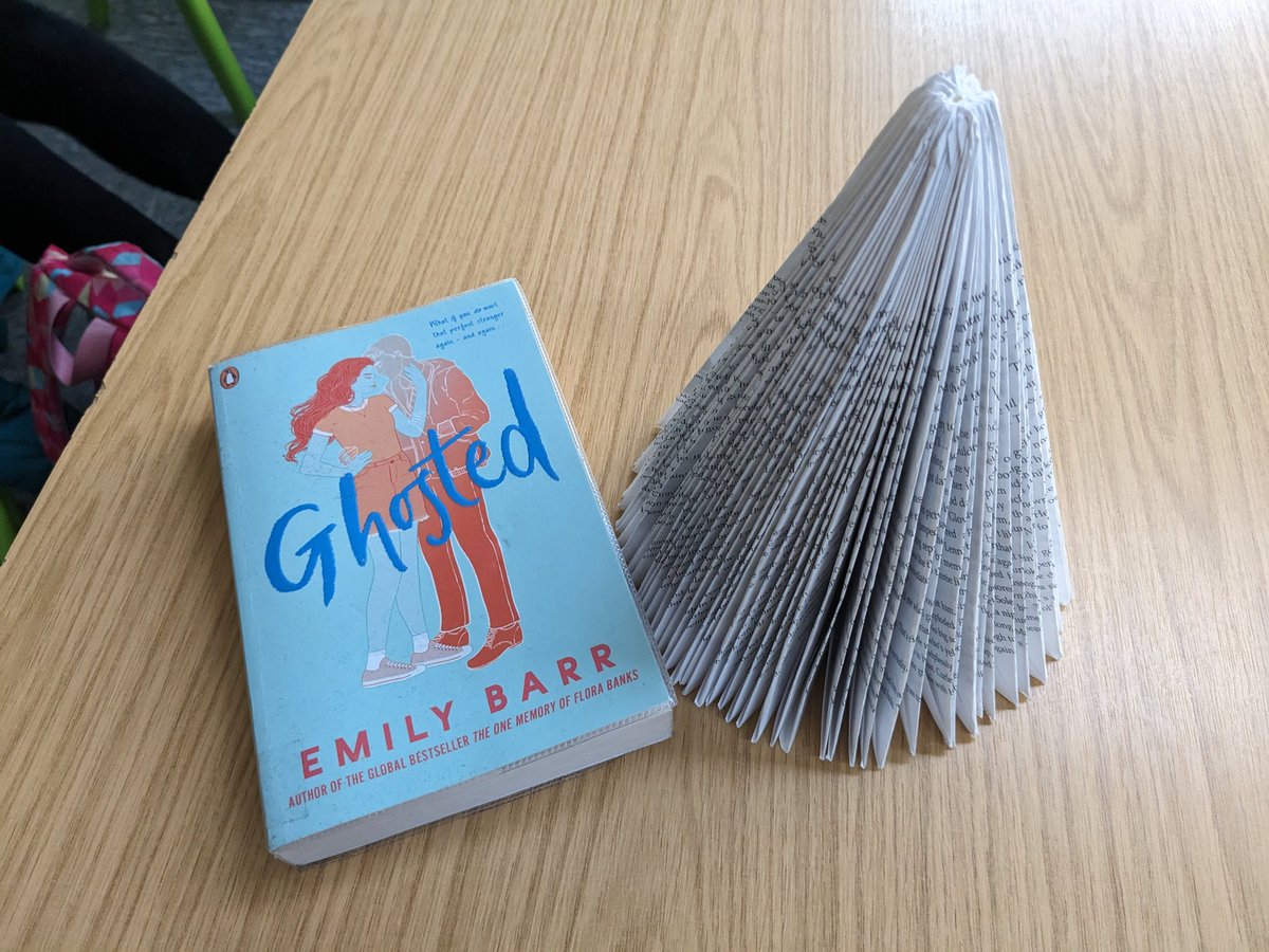 Had an amazing time yesterday listening to the wonderful @emily_barr talking about writing & her brilliant book, Ghosted, as part of the #CLS9for9 reading challenge. Thank you @MidlandsCLS for organising this for us 😃👍 We also made some book Xmas trees, while listening 😉