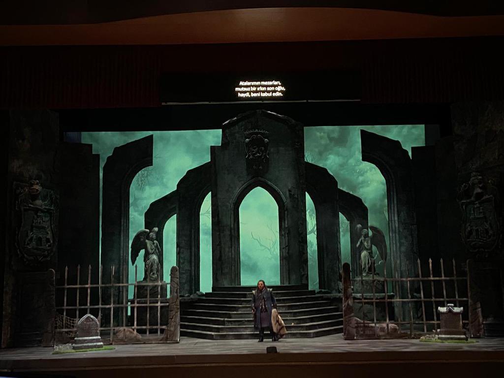 Sahne Sanatları Bölümü öğrencilerimiz, İzmir Devlet Opera ve Balesini ziyaret ederek, prömiyer öncesi seyircili genel prova yapan “Lucia di Lammermoor” temsilini izledi. Dekor tasarımını gerçekleştiren eski mezunumuz Çağda Çitkaya ile tanıştılar.