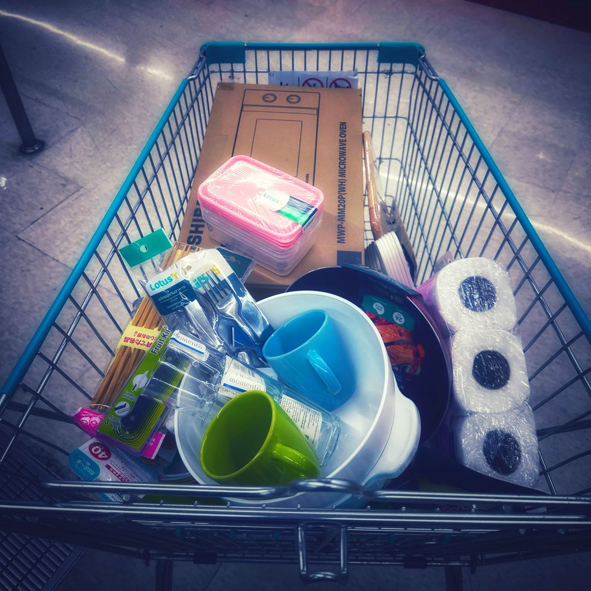 1lapofthetrack's tweet photo. Like a couple of newlyweds today making a home
👰🤵 🏠 

…albeit a home for 4 months. 

We’ve rented the apartment without any crockery, cutlery or cooking kit. 

Sorted now 👌 

#newlyweds #thailand #bangkok #apartment #settinguphome #probablyeasiertoeatout https://t.co/qgrkViQjWf