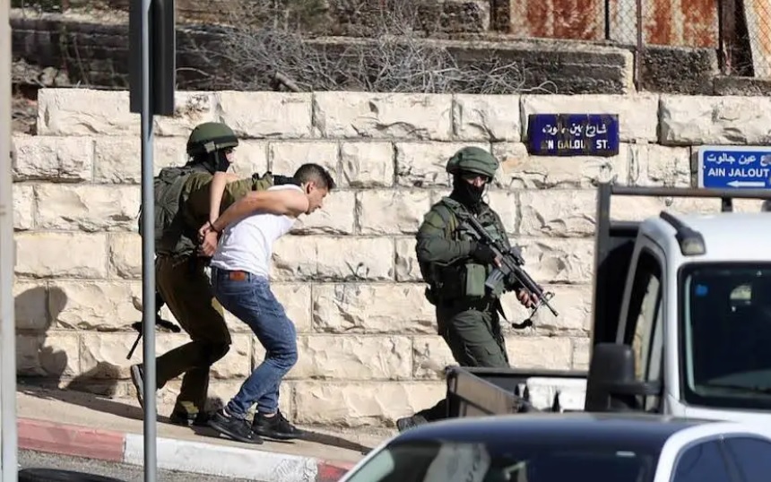 fsldkkalsel's tweet photo. israel Bebaskan 150 Orang Palestina dan Penjarakan 133 orang Disaat Yang Sama: Selama empat hari pertama gencatan senjata israel-Hamas yang dimulai Jumat lalu, israel membebaskan 150 tahanan Palestina, termasuk 117 anak-anak dan 33… https://t.co/dYokVLEex5 @fsldkindonesia https://t.co/Tb0GdD8wQr