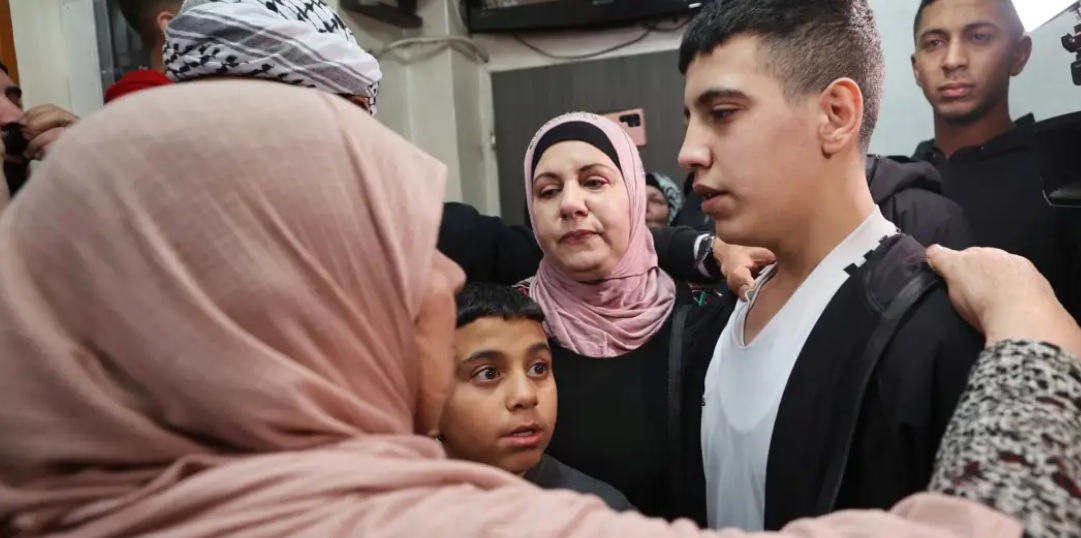 fsldkkalsel's tweet photo. Tahanan Termuda Palestina Berkumpul Kembali Dengan Keluarga: israel membebaskan Ahmad Al-Salayme yang berusia 14 tahun dari penjara dan dia berkumpul kembali dengan keluarganya, di mana dia makan makanan favoritnya yang dimasak oleh… https://t.co/kyTdswlOmc @fsldkindonesia https://t.co/kxiQ4uH1db