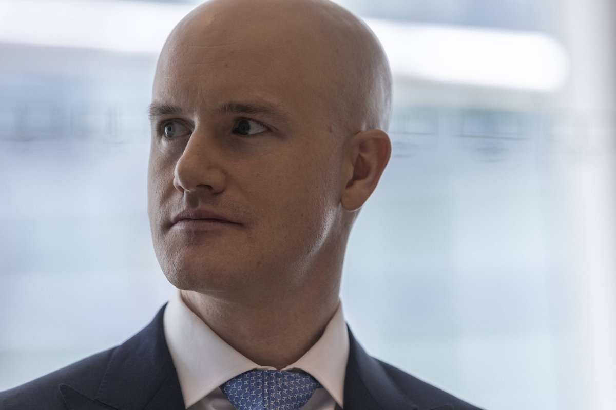 NhatnamSL's tweet photo. CEO Coinbase: Chúng tôi đã đến gặp SEC hơn 30 lần trong 18 tháng
Armstrong chia sẻ “tất cả những gì chúng tôi nhận được là Wells Notices”, ám chỉ đến lần đầu Coinbase nhận được cảnh báo của SEC về các vi phạm hồi tháng 3.

Theo vị Brian Armstrong, chính kiểu môi trường thiếu hướng dẫn về quy định này đã tạo ra thách thức pháp lý cho Coinbase cũng như các công ty khác, khiến họ phải tìm kiếm các khu vực khác ngoài Mỹ để hoạt động.

Trường hợp của Coinbase khá tương tự với Binance, sàn giao dịch cũng cho biết bản thân đã rất tích cực tuân thủ và thảo luận về các yêu cầu của SEC trước khi bị tố tụng, tuy nhiên lại bị SEC quay lưng và chuyển sang thái độ thù địch. Mặt khác, với trường hợp của Binance, cơ quan phản hồi rằng sàn giao dịch không thực sự nhiệt thành cung cấp tài liệu cho cơ quan, về tổng thể theo quan điểm của SEC là mang thái độ đối phó và bất hợp tác.