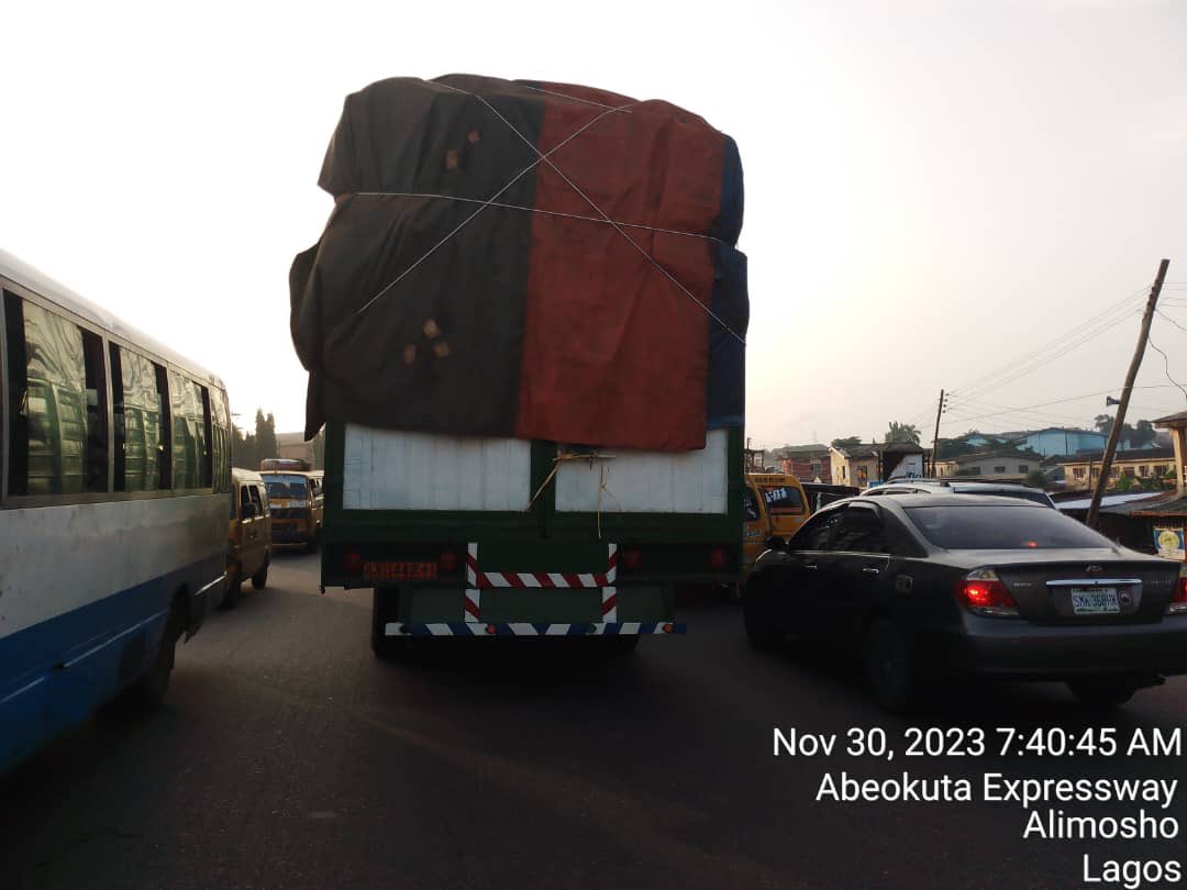 followlastma's tweet photo. [8:00AM] #Alakuko #BreakdownReport 

Alakuko is very busy at the moment due to this impediment, the driver is working on it and officers are on ground managing the situation. 
#DriveSafely 
@TrafficChiefNG 
@trafficbutter https://t.co/4BUYd5fnfl
