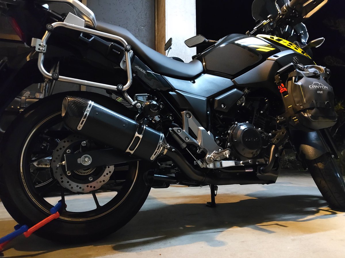 Qchan_4912's tweet photo. Vストローム250用ヨシムラサイクロンです。
マフラーバンド、ジョイントパイプ、エンブレムを耐熱ブラックで塗��してあります。
ガスケット付です。
欲しい方はDM下さい。
（本日22時まで） https://t.co/cwFBzriPCi