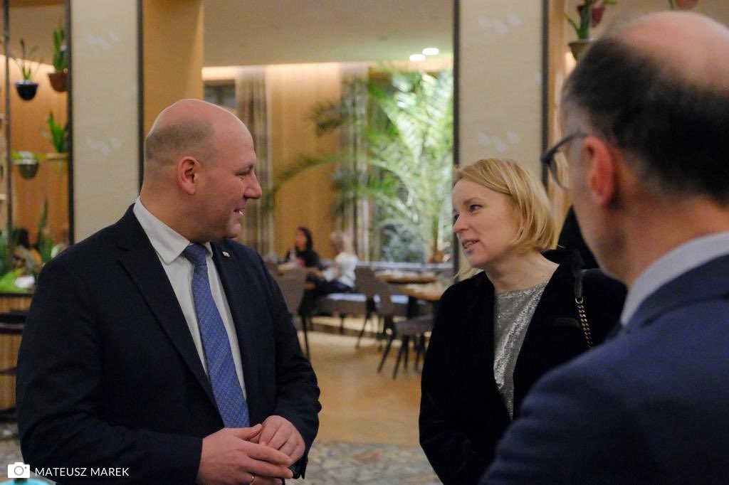Ministry of Foreign Affairs 🇵🇱 (@polandmfa) on Twitter photo During the visit to Vilnius, Foreign Minister <a href="/SzSz_velSek/">S Szynkowski vel Sęk</a> spoke with Deputy FM of Lithuania 🇱🇹 <a href="/Jovita_Pra/">Jovita Neliupsiene</a>, who oversees the European affairs.
Issues concerning changes to the #EU treaties were the main topic of the meeting. During the visit to Vilnius, Foreign Minister <a href="/SzSz_velSek/">S Szynkowski vel Sęk</a> spoke with Deputy FM of Lithuania 🇱🇹 <a href="/Jovita_Pra/">Jovita Neliupsiene</a>, who oversees the European affairs.
Issues concerning changes to the #EU treaties were the main topic of the meeting.