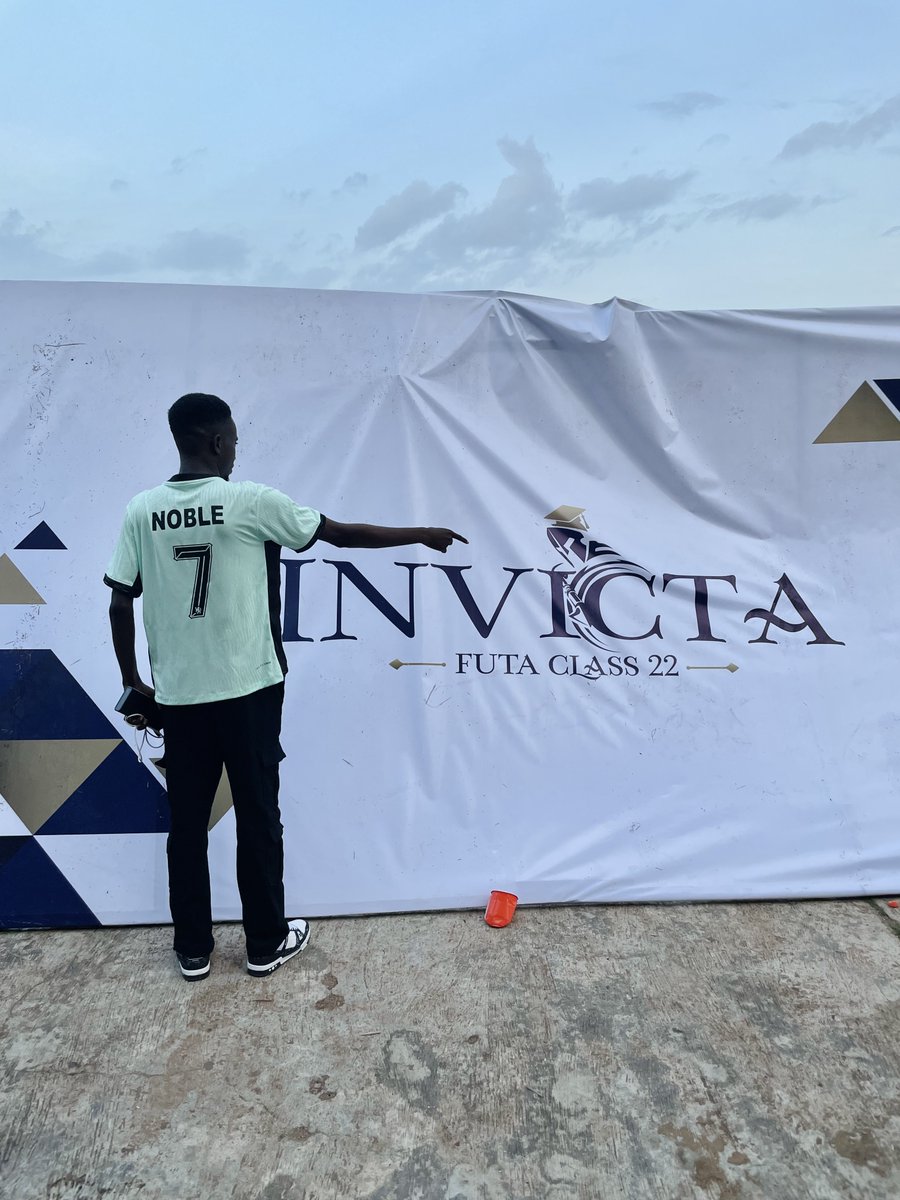 noble_tga's tweet image. I came across a backdrop of the Logo I created for #InvictaClass22 yesterday and had to take some shots. I was so proud of myself and I reflected on how far I have grown over the years🥹. Thank you for those who gave me this opportunity.🙏
#InvictaClass22week #invictaJerseyDay