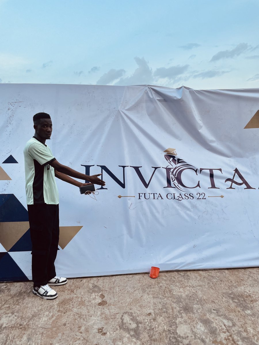 noble_tga's tweet image. I came across a backdrop of the Logo I created for #InvictaClass22 yesterday and had to take some shots. I was so proud of myself and I reflected on how far I have grown over the years🥹. Thank you for those who gave me this opportunity.🙏
#InvictaClass22week #invictaJerseyDay