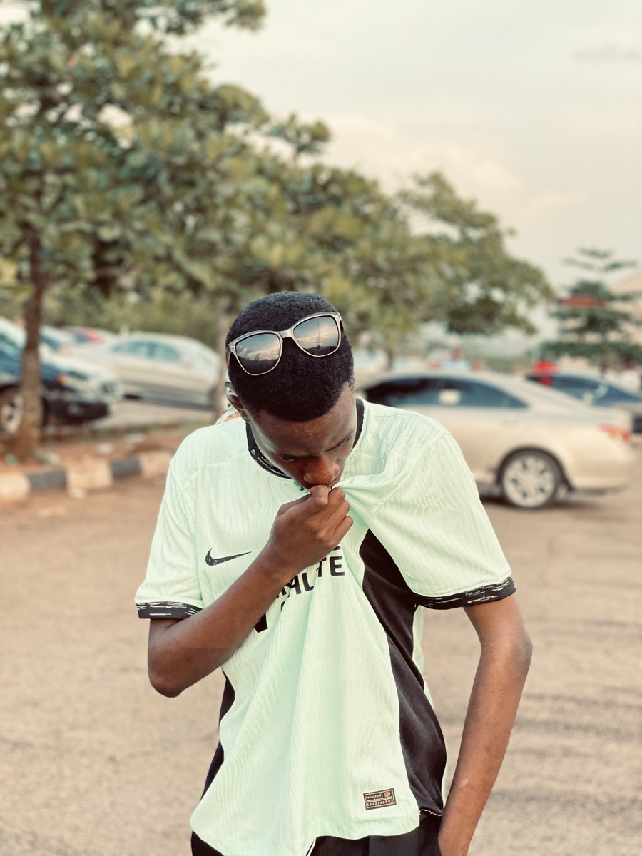 noble_tga's tweet image. I came across a backdrop of the Logo I created for #InvictaClass22 yesterday and had to take some shots. I was so proud of myself and I reflected on how far I have grown over the years🥹. Thank you for those who gave me this opportunity.🙏
#InvictaClass22week #invictaJerseyDay