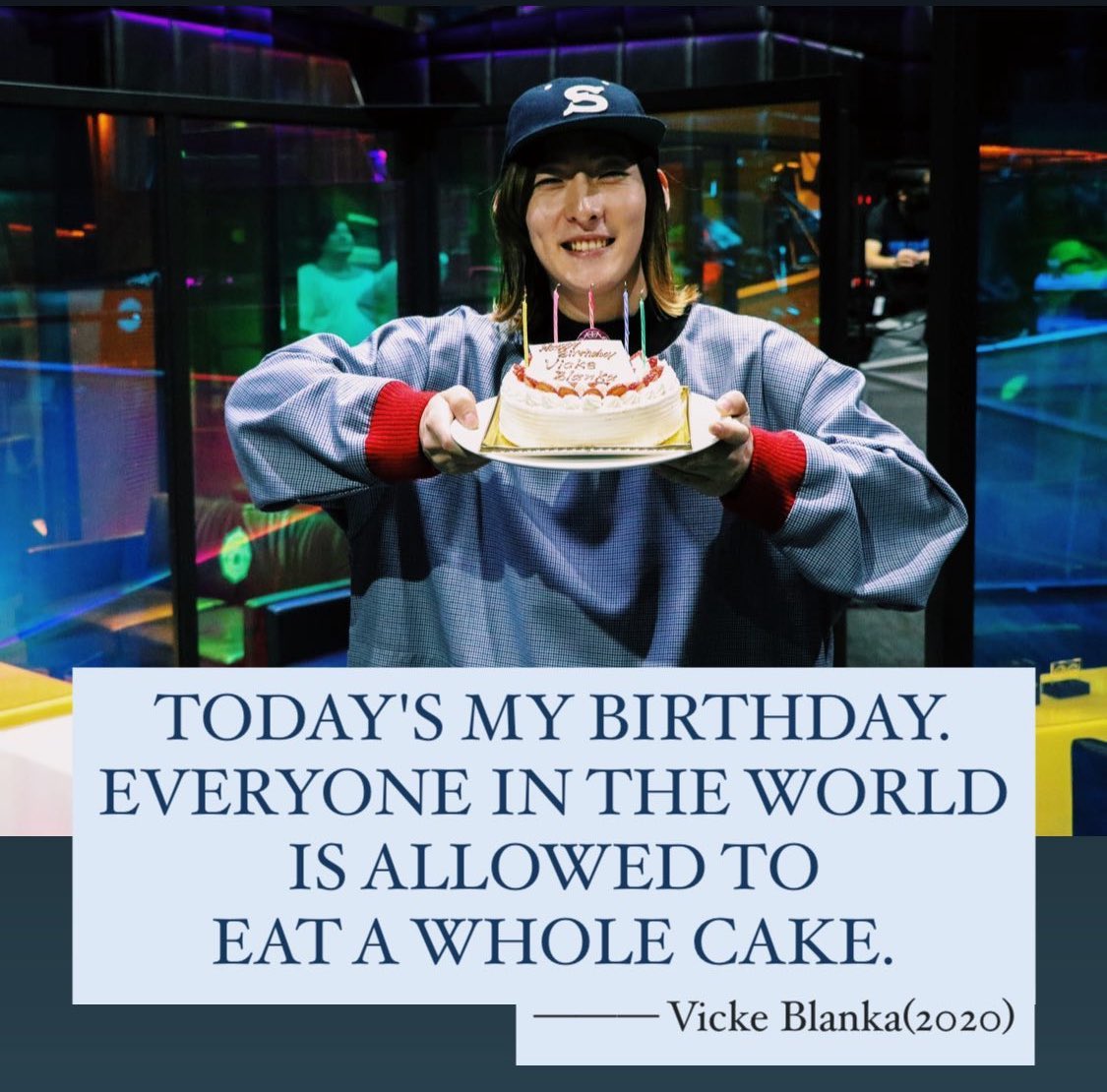 VickeBlanka's tweet photo. 今日は人生で初めて誕生日が24時間以上あります！ポーランド行きの飛行機で地球を逆走するからです！そして今日は世界中の人がホールケーキを食べていいとされる日です！たくさんのメッセージをありがとう！今年もどうぞよろしく！頑張るよ！ https://t.co/pfidHK5PTr