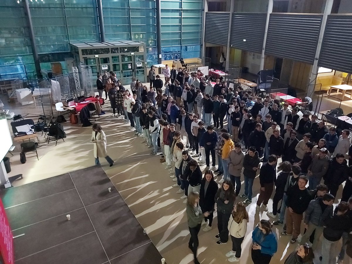 ChristopheM4437's tweet photo. Ouverture de la journée CreaTech IUT à Nantes. Une constitution des équipes en mode ludique. Génial. #IUTNantes #CreatechIUT https://t.co/LhwQaHBVT7