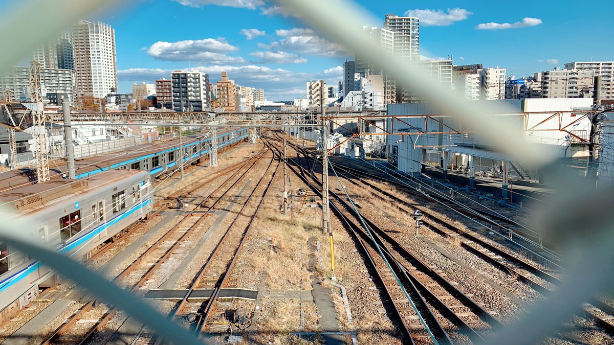 「跨線橋行ってきました 橋の上で写真撮ったり談笑してる人達がたくさんいたよ…」|りんう🌱のイラスト