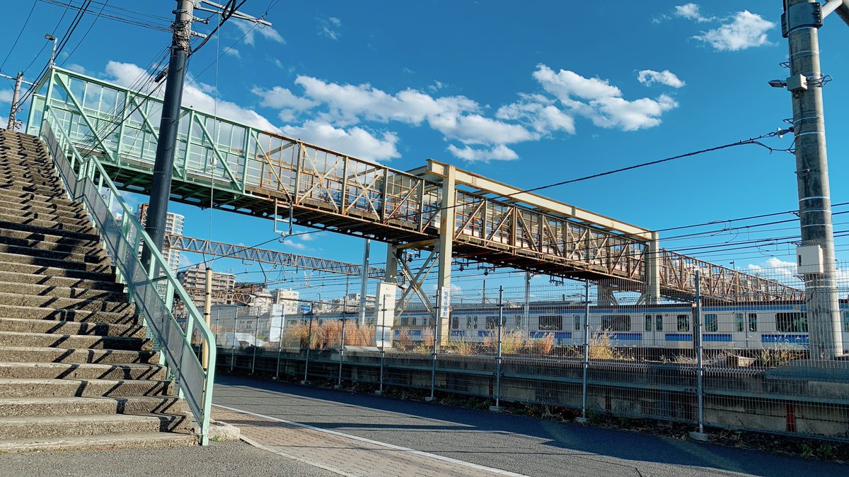 「跨線橋行ってきました 橋の上で写真撮ったり談笑してる人達がたくさんいたよ…」|りんう🌱のイラスト