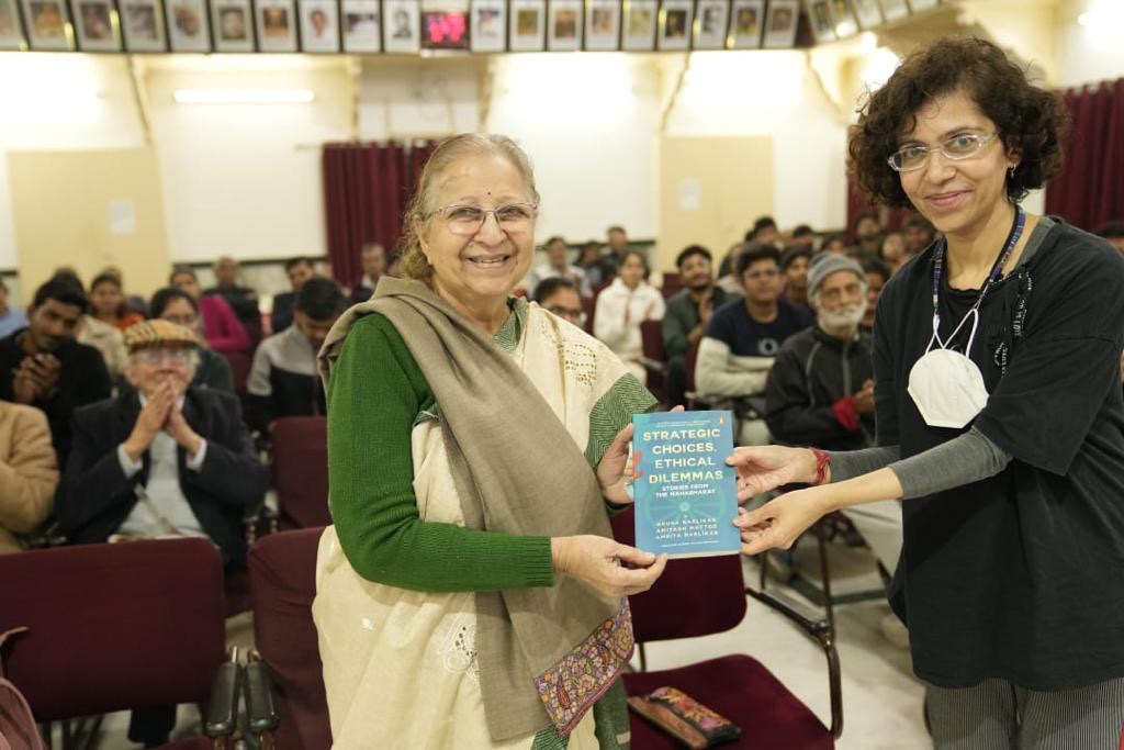 AmritaNarlikar's tweet photo. #PreLaunch event for our #newbook #StrategicChoices #EthicalDilemmas: #Stories from  #Mahabharat. A perfect evening of lively debate w. Drs @Sachin_Chat @seshadrichari @ArunaNarlikar, students, faculty, politicians and policy-makers. Made doubly special with the presence of the Honourable @S_MahajanLS tai. Graciously hosted by the Madhya #Bharat #Hindi #Sahitya Samiti #Indore & SJMC @Davv_indore. #FullHouse. A big thank-you to all involved🙏🏽
Ps: We missed you @amitabhmattoo - looking fwd to our events together in #Delhi!
Pps: This was my first formal event almost entirely in Hindi - and oh, it was such fun!