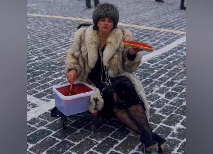 RummHannes's tweet photo. SLAVIC GIRLS VENE ÜHISMEEDIAS: politsei viis Moskva Punaselt väljakult ära paar uhkes kasukas punase kalamarjavõileiba söönud naist. Need “sisuloojad” harrastasid ühismeedias popiks muutunud stiili “slavic girls”. 
Üks kinnipeetu tõdes, et olukord riigis “ei võimalda šikkimist”. https://t.co/K1ccvd4AMa