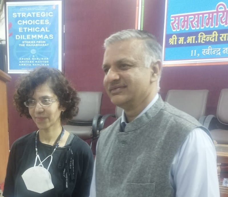 AmritaNarlikar's tweet photo. #PreLaunch event for our #newbook #StrategicChoices #EthicalDilemmas: #Stories from  #Mahabharat. A perfect evening of lively debate w. Drs @Sachin_Chat @seshadrichari @ArunaNarlikar, students, faculty, politicians and policy-makers. Made doubly special with the presence of the Honourable @S_MahajanLS tai. Graciously hosted by the Madhya #Bharat #Hindi #Sahitya Samiti #Indore & SJMC @Davv_indore. #FullHouse. A big thank-you to all involved🙏🏽
Ps: We missed you @amitabhmattoo - looking fwd to our events together in #Delhi!
Pps: This was my first formal event almost entirely in Hindi - and oh, it was such fun!