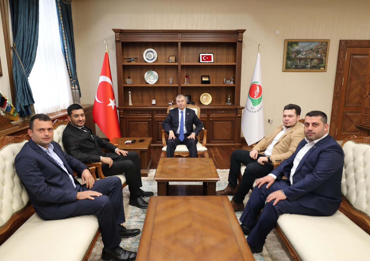 Amasya Genç Girişimciler İcra Kurulu Başkanı Emre Kaya ve İcra Kurulu Üyeleri, Amasya Valisi Sayın Yılmaz Doruk’u makamında ziyaret ettiler. 

Ziyarette Vali Doruk’a, yeni dönem projeleri ve çalışmaları hakkında bilgi verildi.