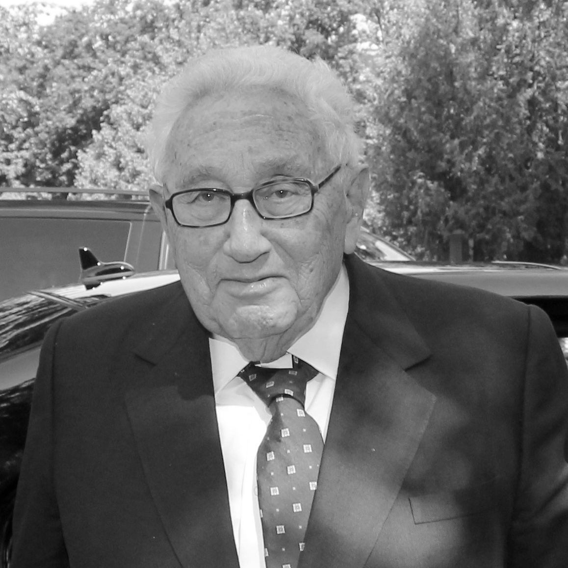 stadtfuerth's tweet photo. (1/2) Die Stadt #Fürth trauert um Henry A. #Kissinger, der im Alter von 100 Jahren gestorben ist. Unser 1923 in Fürth geborener Ehrenbürger, früherer US-Außenminister und #Friedensnobelpreisträger war zuletzt im Juni anlässlich seines runden Geburtstags bei uns zu Besuch. https://t.co/hoK1weBqhP