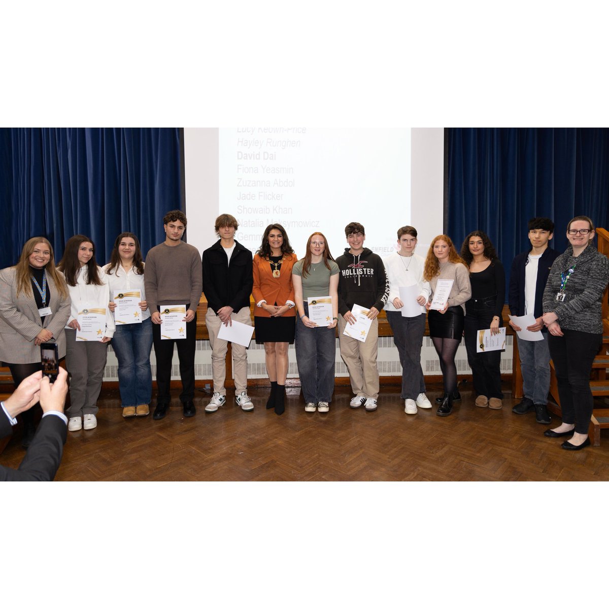 Highlands_sch's tweet image. A number of our year 12s and their families were invited to ‘The Enfield High Achievers’ Evening’ to celebrate their astounding 2023 GCSE results. 
Students were presented with their awards then took part in a workshop on applications to Higher Education. #highachievers