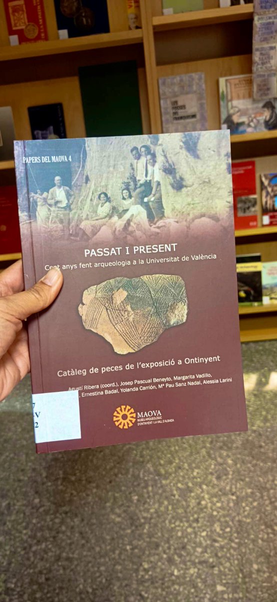 muprevalencia's tweet photo. #BiblioMuprevaRecomana 🤓 Passat i Present. Cent anys fent arqueologia a l'Universitat de València",
📖 Catàleg de l'expo homònima, en la seua itinerància en el #MAOVA, amb la qual els companys d’@ArqueologiaUV van celebrar un segle de treball i recerca arqueològica! ⛏️🏺 🎉 https://t.co/hlFEICL5eW