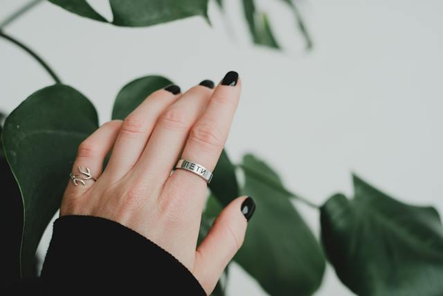 VogueTonic's tweet image. Embrace the chill with nails that thrill! ❄️💅 Dive into winter nail trends that guarantee you'll stand out in the crowd. From frosty fantasies to cozy classics, these looks are absolute nail goals. 

#GlamNails #TrendyTips #NailGoals 

shorturl.at/qMNSU