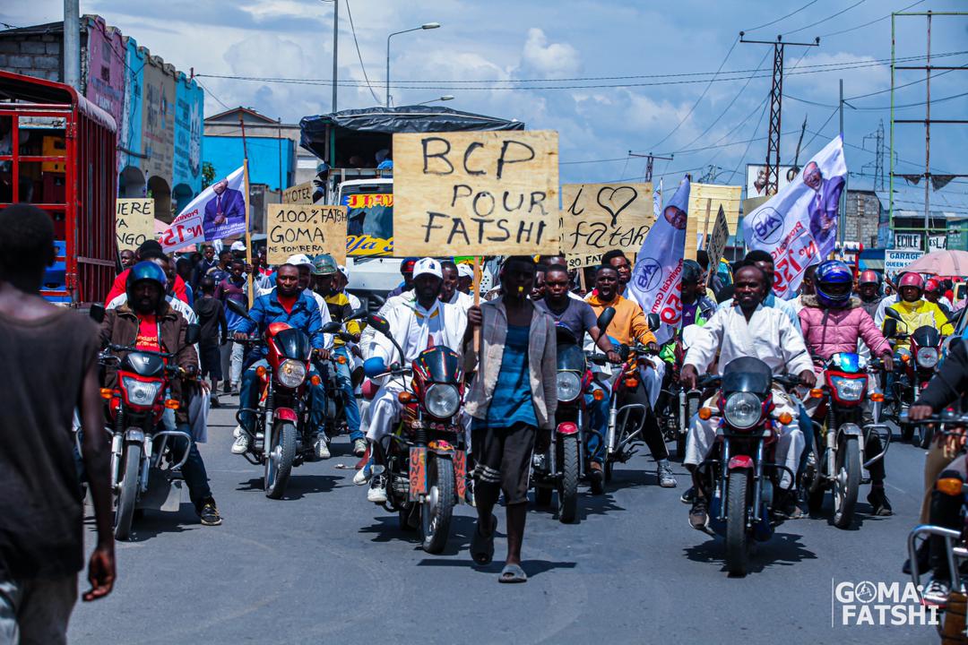 kabumba_justin's tweet photo. #RDC🇨🇩 #Présidentielle2023, dans une démonstration de soutien politique, plusieurs jeunes de #Goma se sont réunis pour une marche de santé en faveur du président sortant Félix #Tshisekedi, candidat à sa propre succession à la présidentielle prévue le 20 décembre .Cette initiative, baptisée « #GomapourFatshi », met en avant les réalisations accomplies par le président congolais, notamment la mesure phare de la gratuité de l’enseignement primaire.