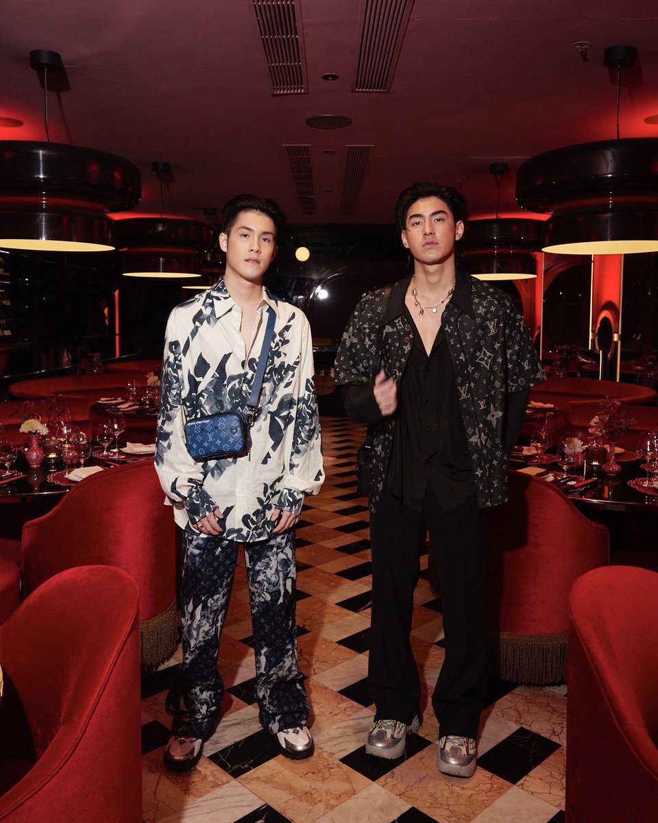 mintmag_th's tweet photo. ซูมลุคเท่ของ ‘เจ้านาย-เจ้าขุน’ ขณะเข้าร่วม welcome dinner จาก Louis Vuitton กันแบบชัดๆ ท่ามกลางบรรยากาศยามค่ำคืนของฮ่องกงในลุคที่โดดเด่นด้วยลวดลายโมโนแกรมอันเป็นเอกลักษณ์ พร้อมเชิญชวนแฟนๆร่วมชมแฟชั่นโชว์ Men’s Pre-Fall 2024 ในค่ำคืนนี้ 💚

#LVMenPreFall24 
#MintNews https://t.co/gRHr3czcQ4