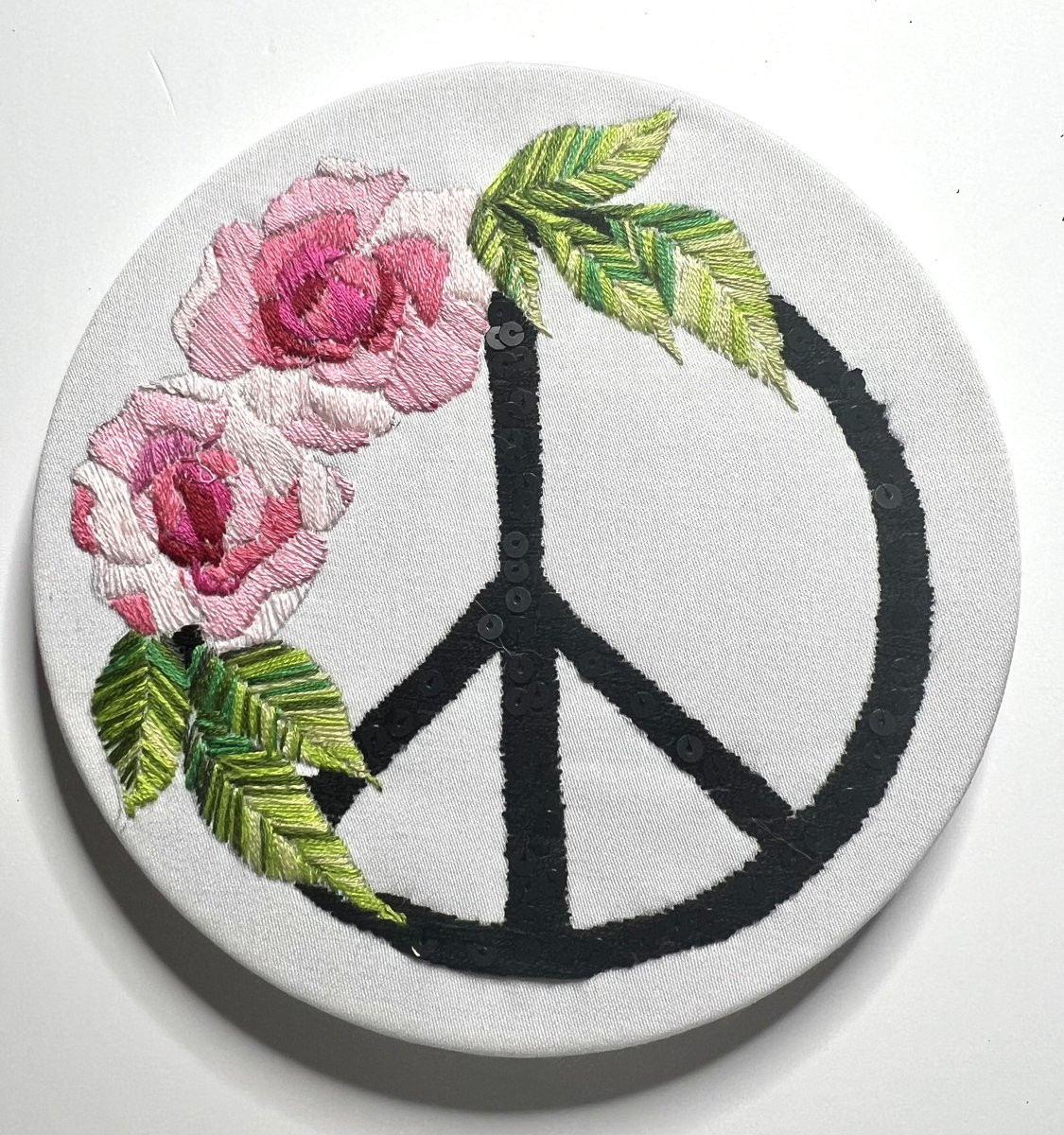 PEACE. ✌🏼
(Kit coming soon!) 
.
.
#embroidery #embroideryart #embroiderydesign #embroiderylove #embroideryartist #embroideryhoop #embroiderykit #embroiderypattern #embroideryhoopart #craft #crafting #crafter