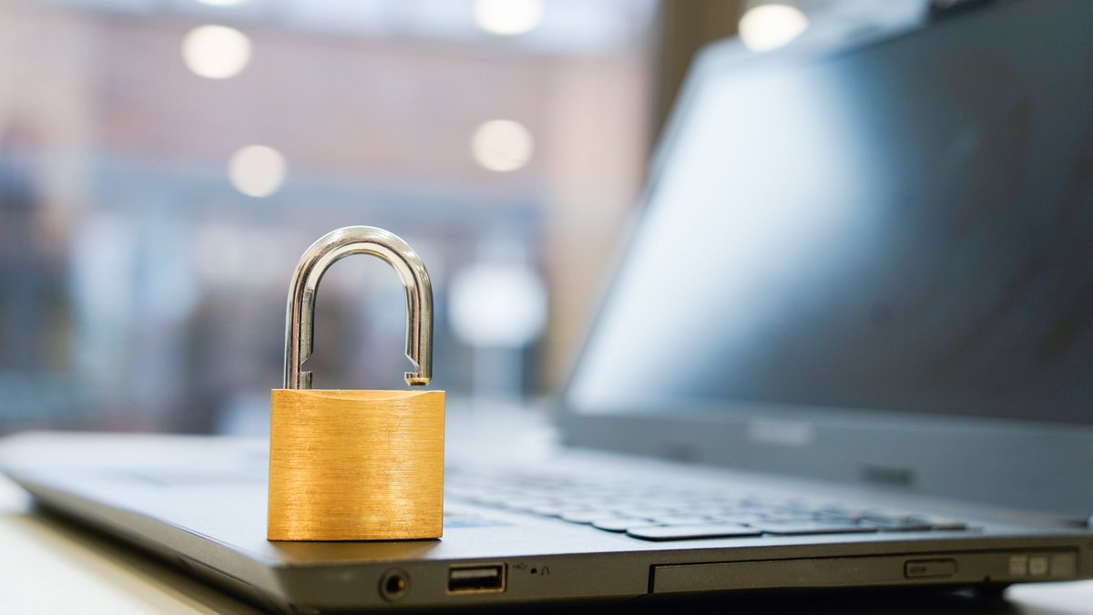 Zum internationalen Tag der #Computersicherheit: Forscher*innen am <a href="/HNI_PB/">HeinzNixdorfInstitut</a> entwickeln gemeinsam mit <a href="/TRUMPF_News/">TRUMPF</a> ein Analysewerkzeug, um Sicherheitslücken von #API-Codes in #Industrie-#Software zu vermeiden. Mehr erfahren: ➡️ go.upb.de/API_ASSIST #ComputerSecurityDay