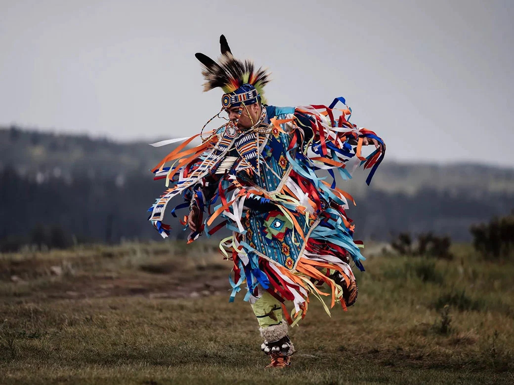 WelcomeNative's tweet image. Some believe that grass dancing came from young boys tying grass on their outfits. Before a dance could be held on the prairie the grass had to be stomped down. This is where many of the movements are believed to come from. Afterward, the dancers would tie the grass to their…